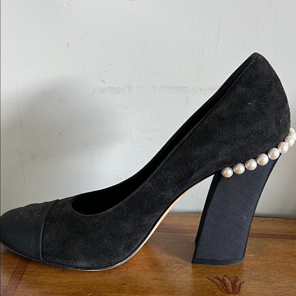 CHANEL Black Suede and Leather Cap-Toe Pumps - Picture 6 of 9